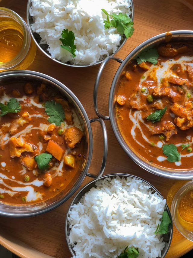 Creamy chicken curry with fresh mint and naan bread